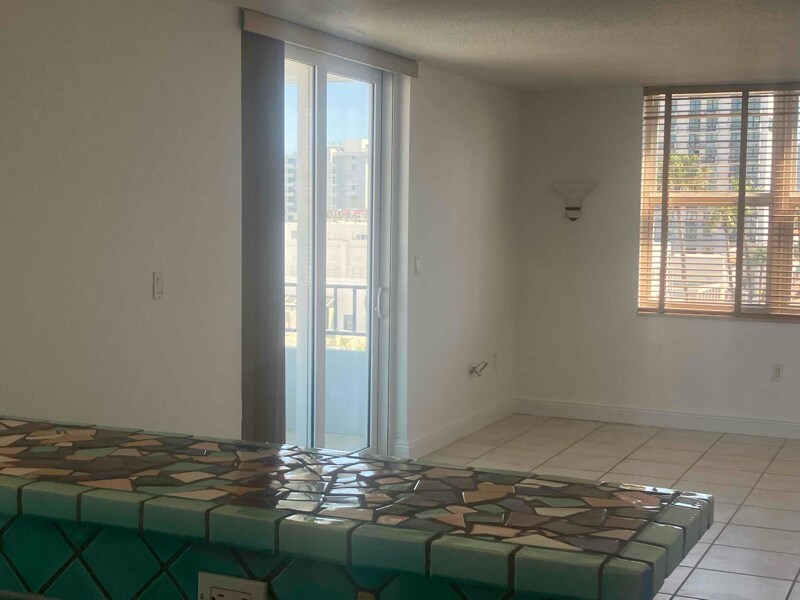 Building Photo - 720 Collins Ave