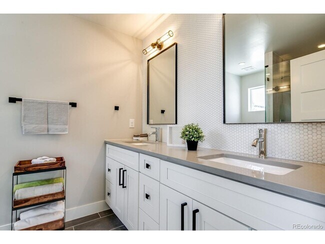 Building Photo - ONE MONTH FREE - Modern 3BR Townhome in Denver