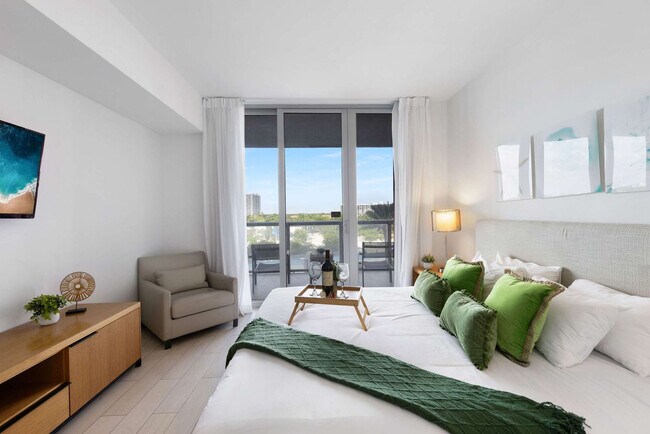 Building Photo - 2602 E Hallandale Beach Blvd