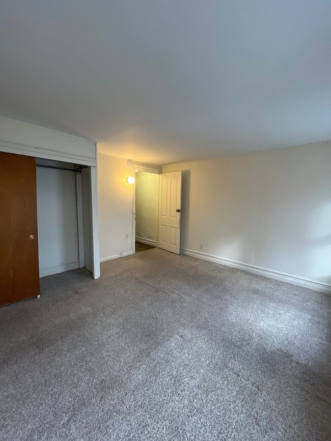 Building Photo - Spacious 3-bedroom home available for rent in Allentown available immediately