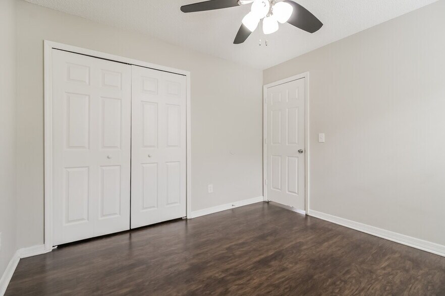 Building Photo - 2630 Delcrest Dr