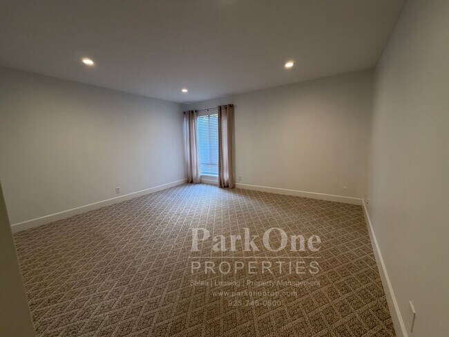 Building Photo - Spacious Condo Near Downtown Walnut Creek Available Now!