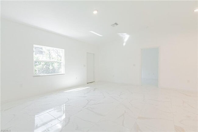 Building Photo - AVAILABLE NOW-TROPIC ACRES-THREE BEDROOM T...