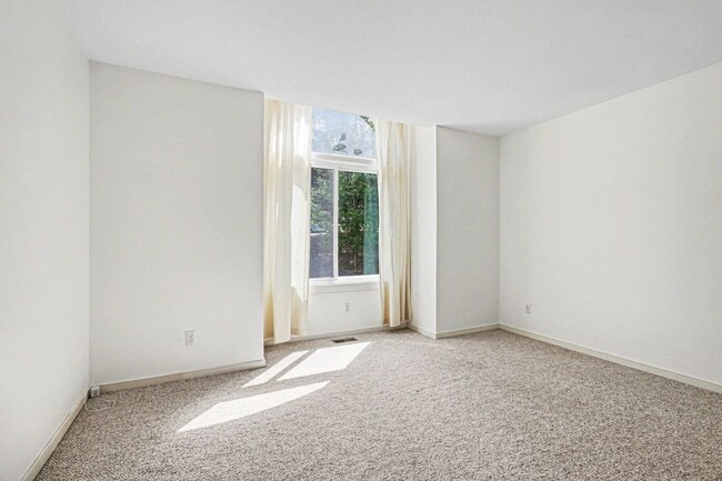 Building Photo - Large 3 Bedroom/2.5 Bathroom Home in Bon Air ***Available Early/Mid April***