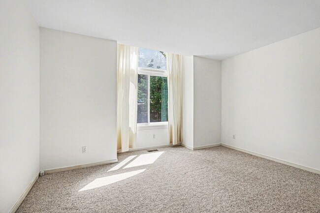 Building Photo - Large 4 Bedroom/2.5 Bathroom Home in Bon Air ***Available Early/Mid April***