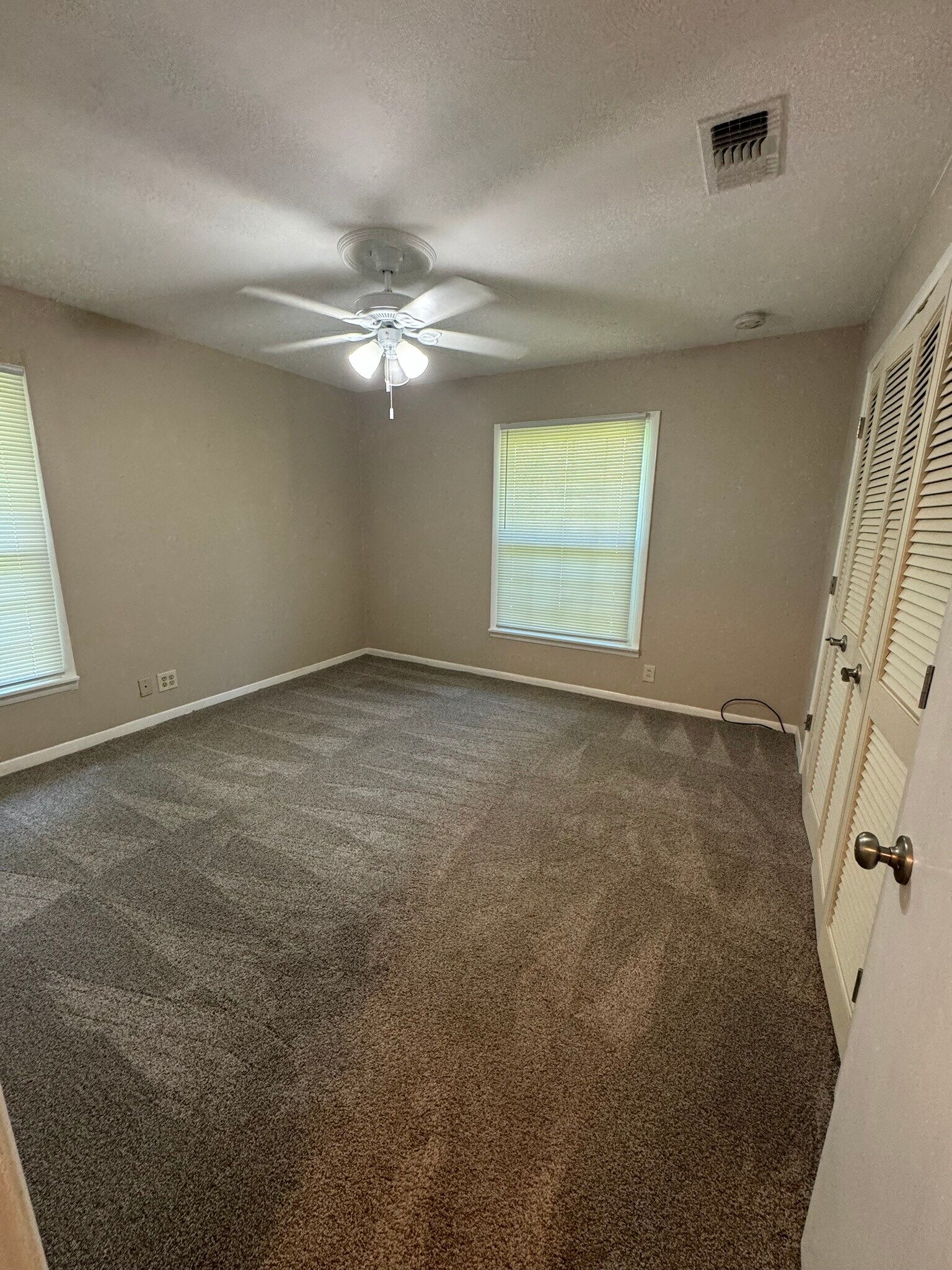 Building Photo - 2210 Robinwood Ln
