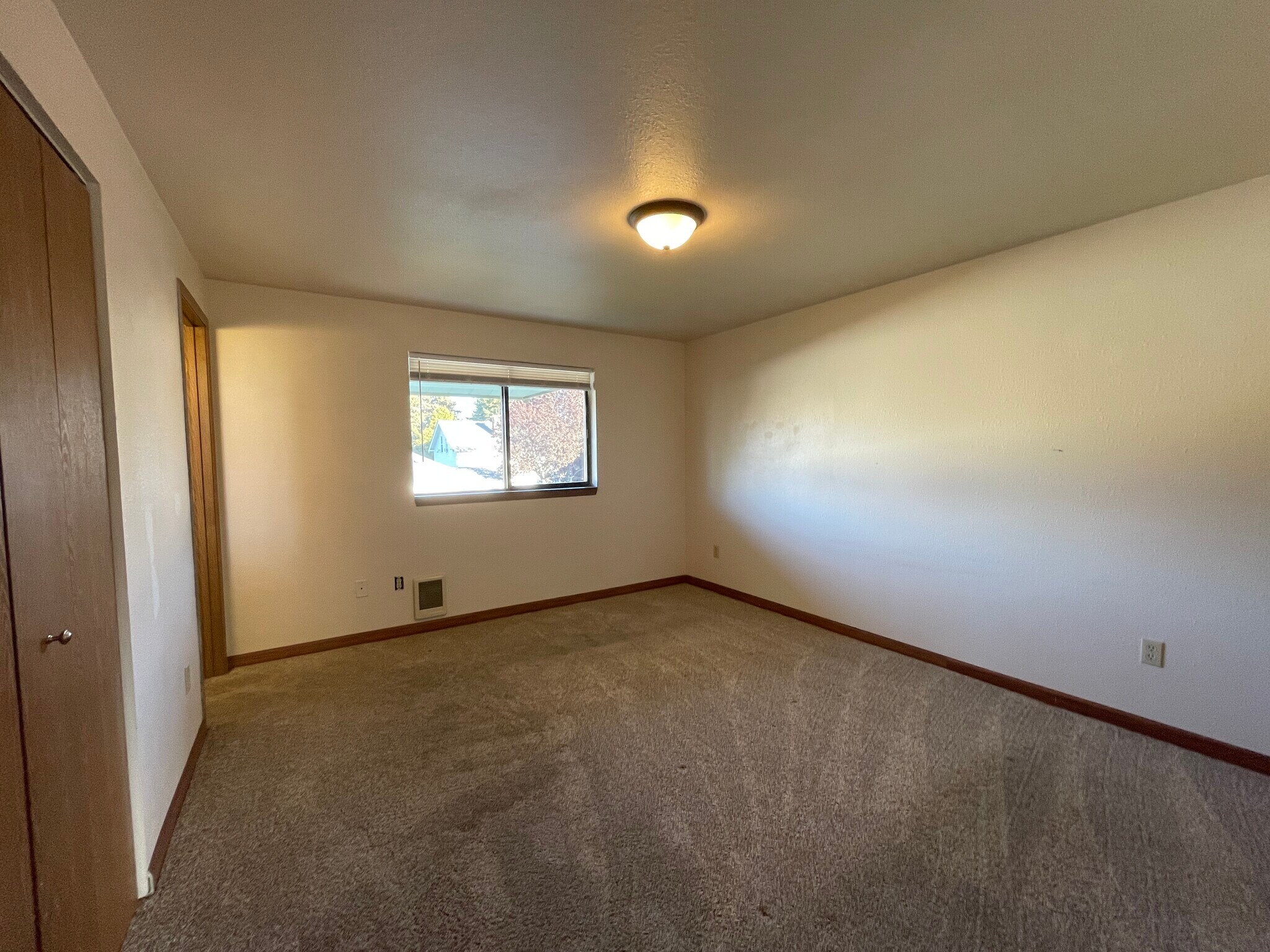 Building Photo - 609 Princeton Ave N
