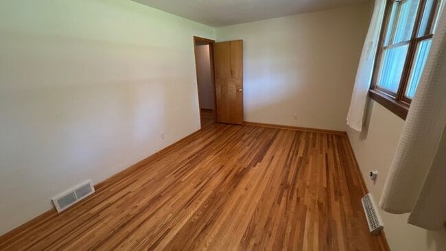 Building Photo - Westerville Ranch overlooking Hoover