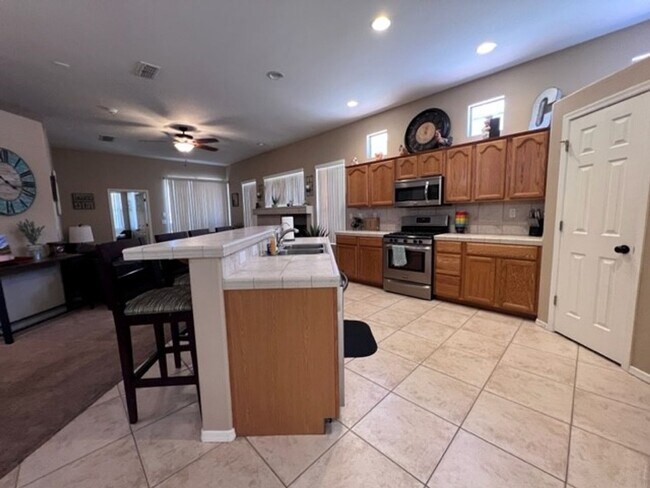Building Photo - 2BR Vacation Home in Gated Community Bullhead Parkway with Utilities Avail 10/1