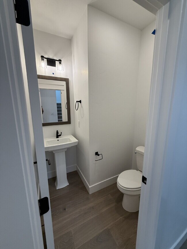 Building Photo - Functionality and convenience! Minutes from one of Meridian's most fantastic parks, with pools, p...