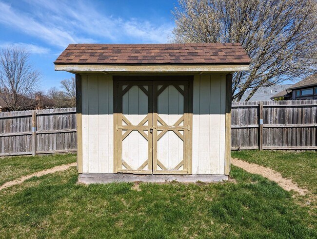 Building Photo - AVAILABLE 1/1/2026- 3 Bedroom / 2 Full Bath Home in Englewood!