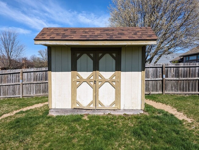 Building Photo - AVAILABLE SOON - 3 Bedroom / 2 Full Bath Home in Englewood!