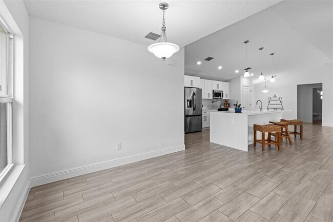 Building Photo - 543 SW McComb Ave