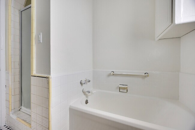 Building Photo - 135 S Reeves Dr