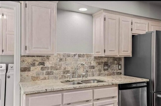 Building Photo - 215 Bluff Dr