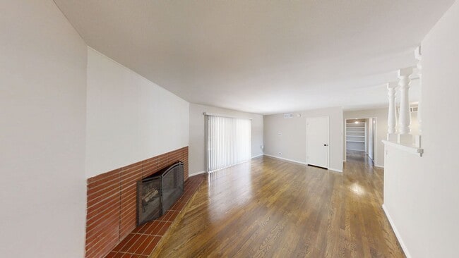 Building Photo - Beautiful 3 bedroom, 2 bathroom home in Re...