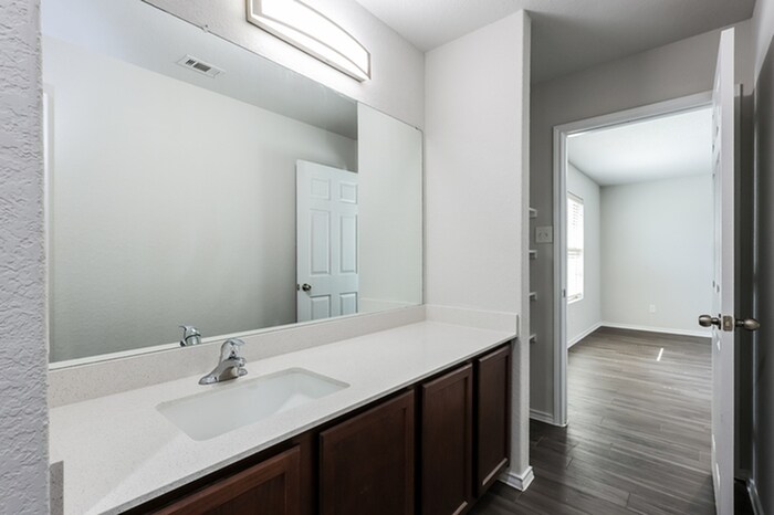Building Photo - 2615 Majestic Dr