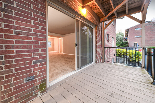 Building Photo - Brooke Court Apartments