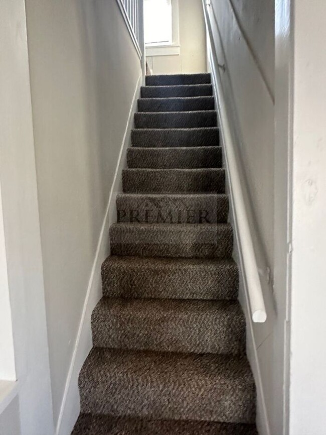 Building Photo - 304 E Monroe St Buckner MO 64016 - 4 bed/ ...