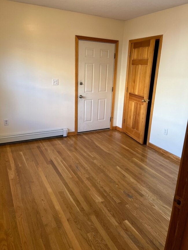 Building Photo - Sunny, Recently Refinished, One Bedroom Ap...
