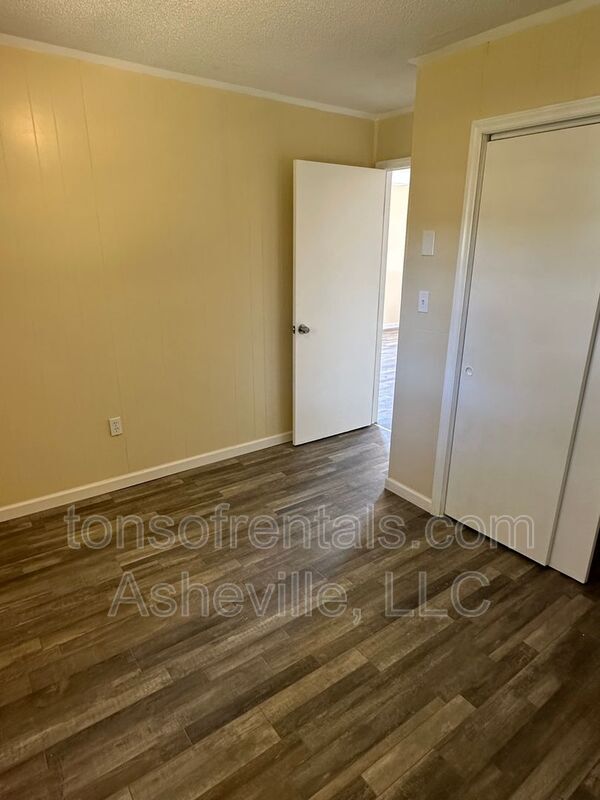 Building Photo - 3126 US-221