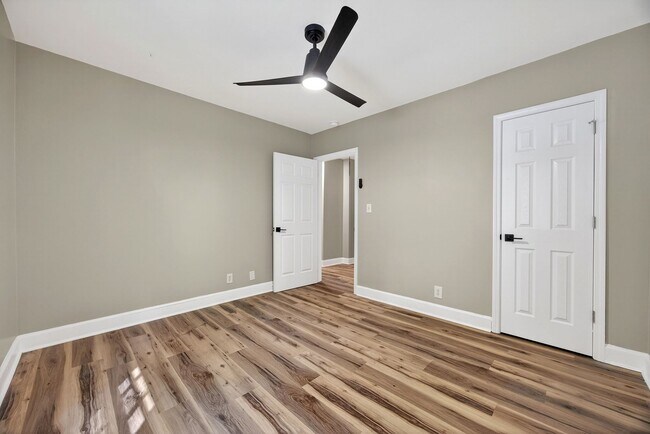 Building Photo - 2218 Holt Dr