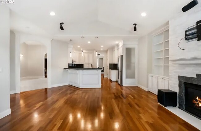 Building Photo - 1292 E Lucas St