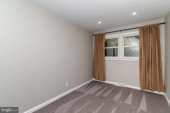 Building Photo - 400 E Main St