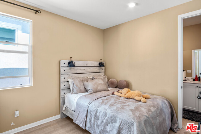 Building Photo - 720 Grace Ave