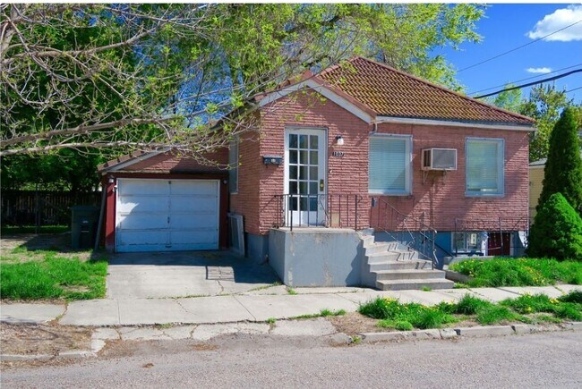 Primary Photo - 1037 E Lander St
