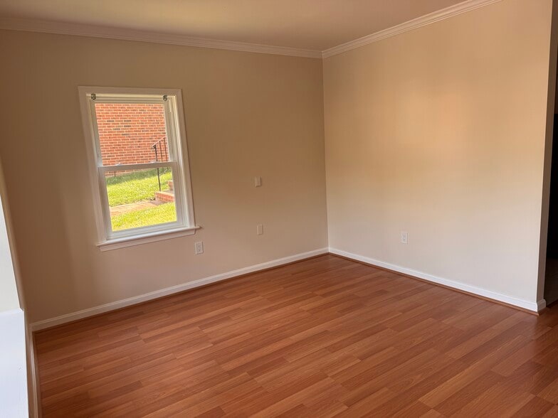Building Photo - 2530 Fairfax Dr