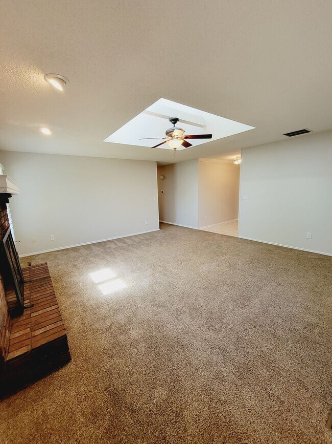 Building Photo - Primrose Market Place Area - Mission Hills Subdivision