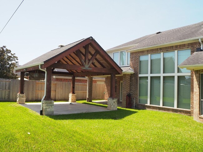 Building Photo - 28607 Green Hedge Dr