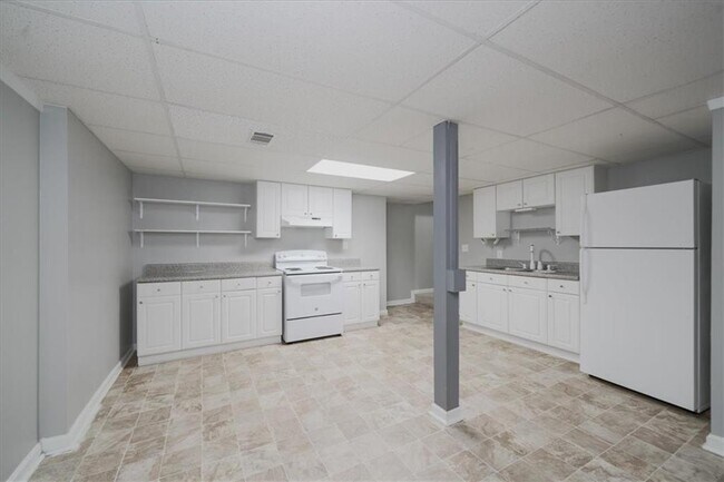 Building Photo - 4085 Pineset Dr