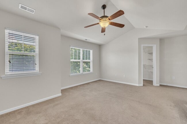 Building Photo - 3 Bedroom Townhome with 2 Car Garage in He...