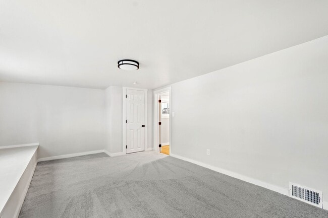 Building Photo - SCORE 50% OFF 1ST MONTH'S RENT IF SIGNED BY DEC 12! Stunning 4 bedroom home in Mt. Washington ava...