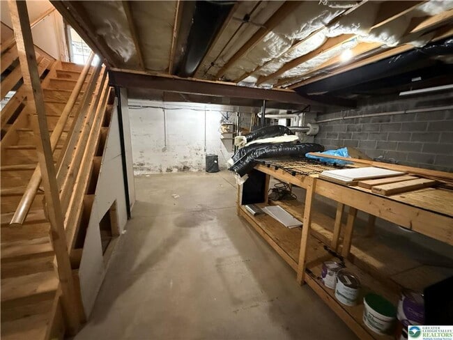 Building Photo - 4 bedroom 2.5 bathroom