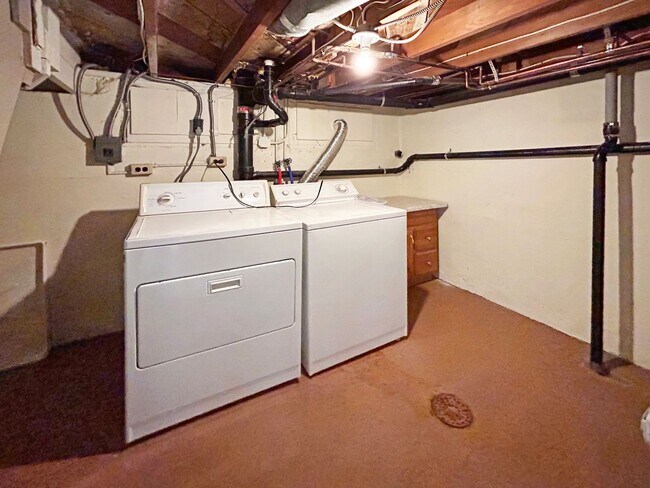 Building Photo - $0 DEPOSIT OPTION. CHARMING 3 BEDROOM WITH FENCED IN YARD AND DETACHED GARAGE IN DENVER'S BERKELE...