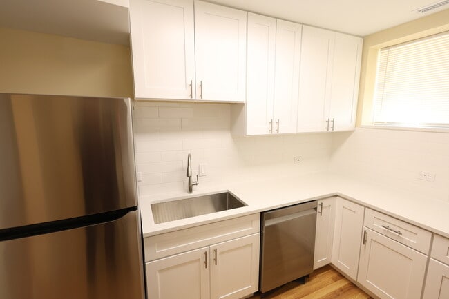 Building Photo - 6157 W Belmont Ave