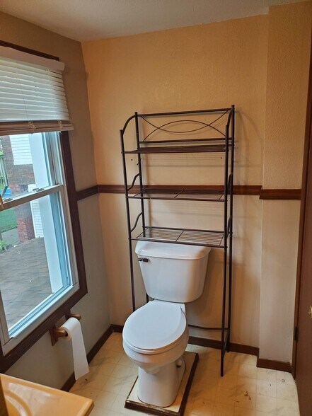 Full bath - 522 E 22nd St