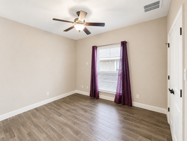 Building Photo - GORGEOUS 4 BEDROOM CUSTOM HOME FOR LEASE W/ TONS OF UPGRADES IN NEW BRAUNFELS, TX