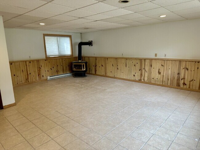 Building Photo - You've found it. This spacious 4-bedroom, 2-bathroom gem in Duluth's Kenwood neighborhood has a l...