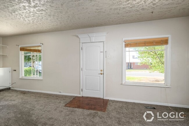 Building Photo - Great 2 Bedroom House on Dead End Street!