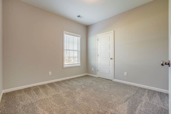Building Photo - ***  COMING SOON!   ***  Stylish and comfo...