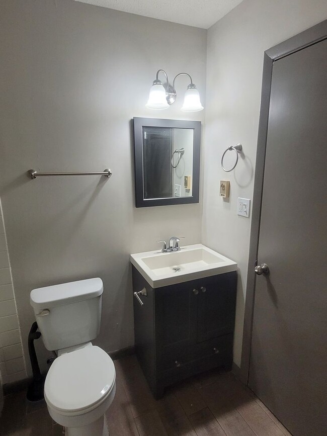 Building Photo - 3 Bed One Bath House