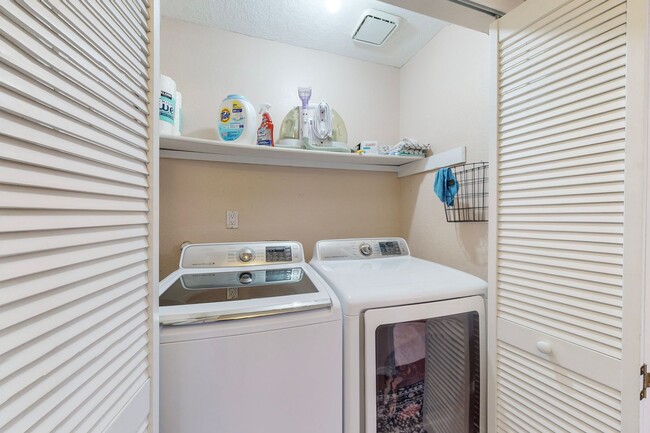 Building Photo - UNSER/LADERA 2 Bedroom  2 Bath  2 car gara...