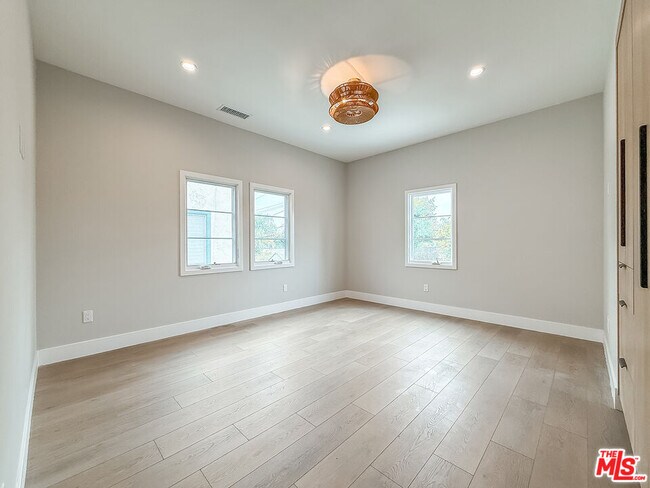 Building Photo - 150 N Arnaz Dr