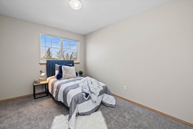 Building Photo - Immaculate 3 bed with lg fenced yard