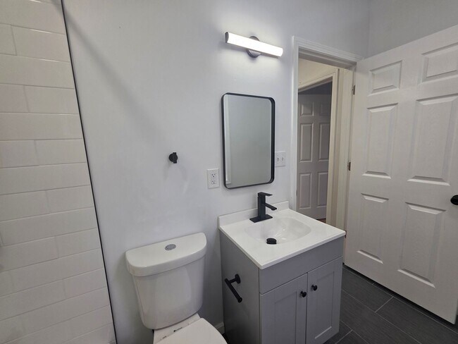 Building Photo - Newly Updated 2 bedroom apartment located ...