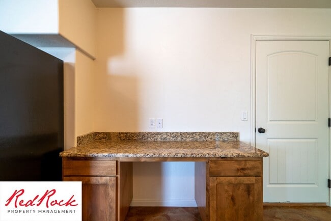 Building Photo - DOG-FRIENDLY 4 Bedroom Townhome with INTER...